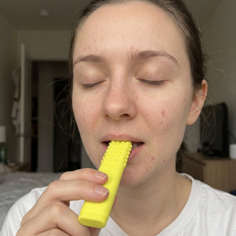 Woman with her eyes closed chewing a Lemon FreeAir