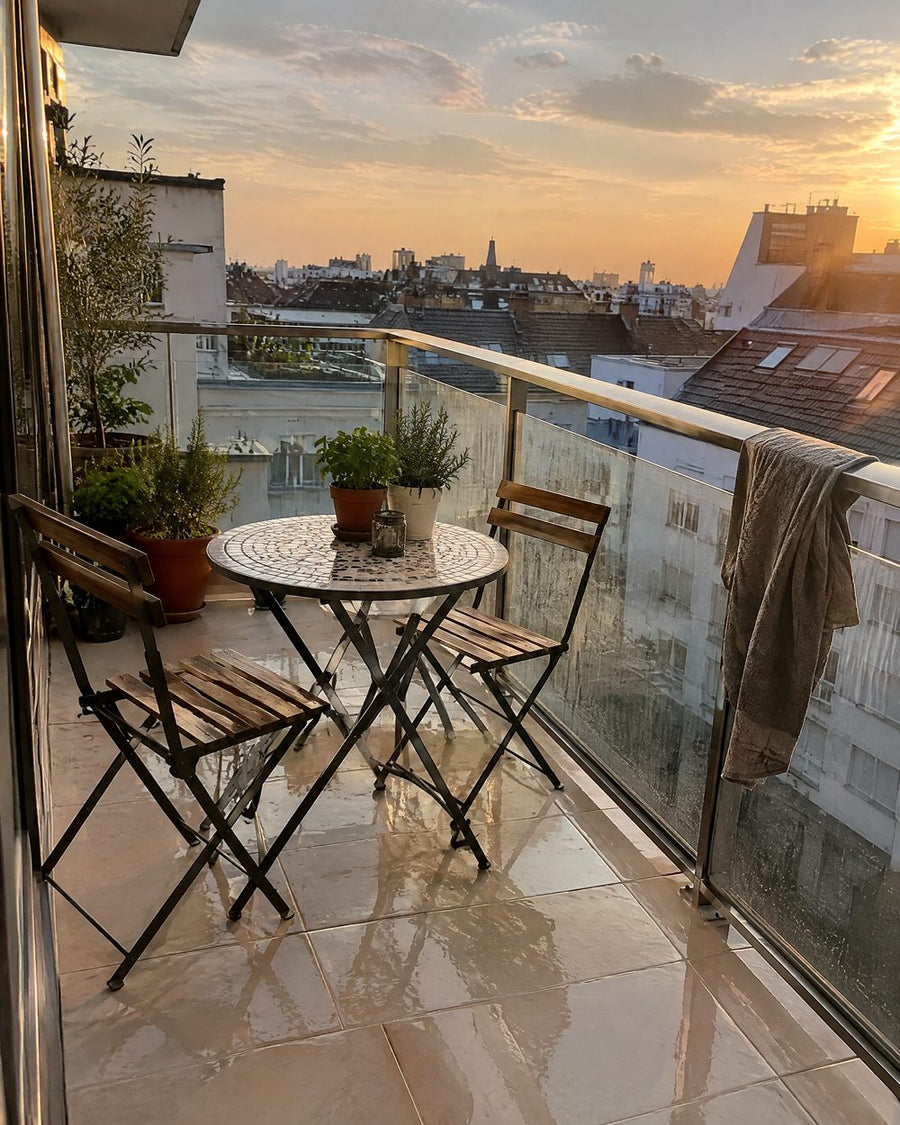 The balcony looks like the listing photos again.